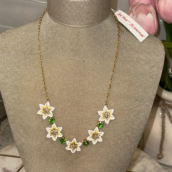 NWT Betsey Johnson White Lily Flower Green Crystal Floral Gold Necklace - Picture 2 of 6